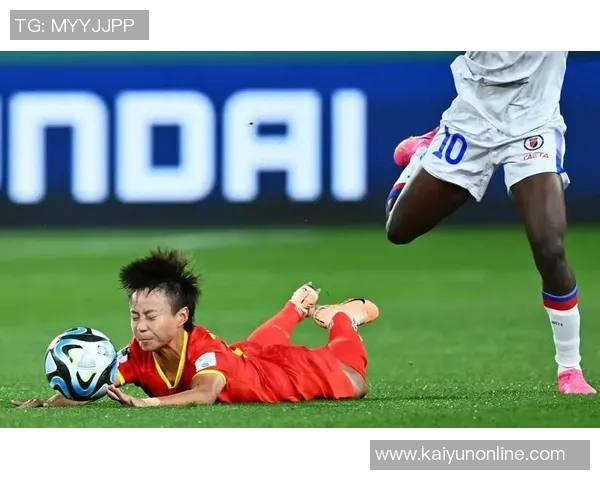 中国女足半场落后苏格兰三球张琳艳破门朱钰遭遇两次吊射失误